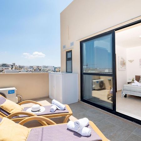 Islet Promenade Seafront Penthouse With Breathtaking Seaviews And Private Hot Tub On The Large Terrace By Getawaysmalta Apartman San Pawl il-Baħar Kültér fotó