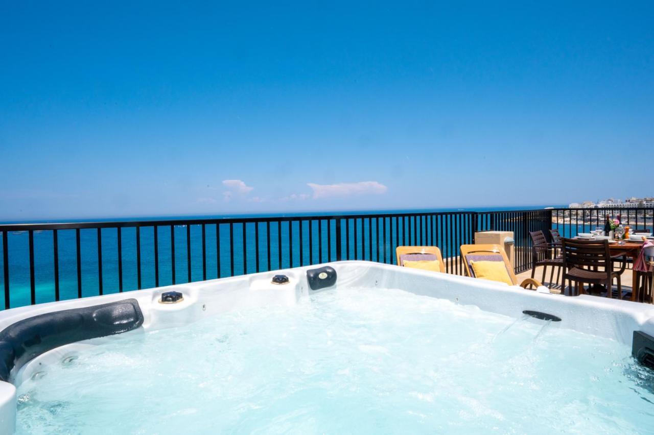 Islet Promenade Seafront Penthouse With Breathtaking Seaviews And Private Hot Tub On The Large Terrace By Getawaysmalta Apartman San Pawl il-Baħar Kültér fotó