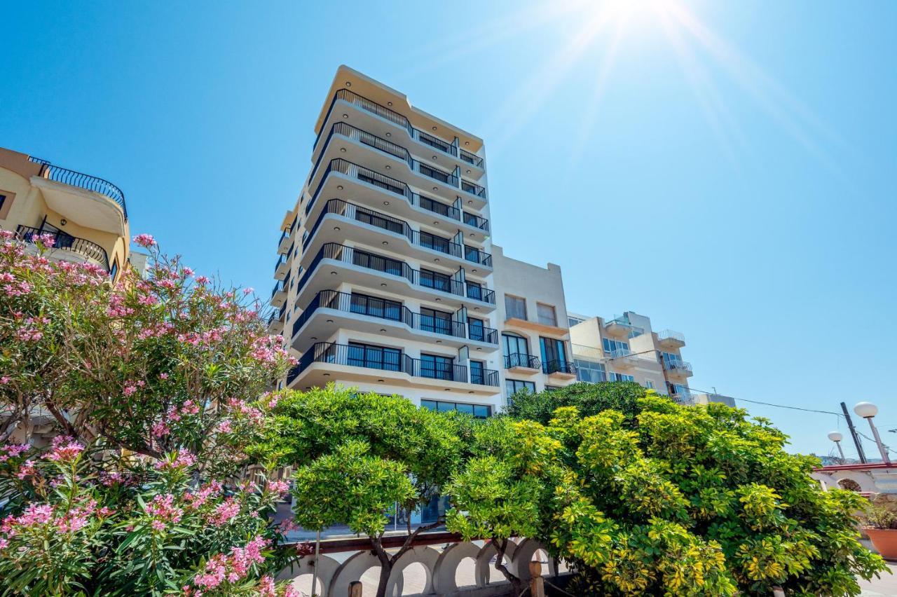 Islet Promenade Seafront Penthouse With Breathtaking Seaviews And Private Hot Tub On The Large Terrace By Getawaysmalta Apartman San Pawl il-Baħar Kültér fotó