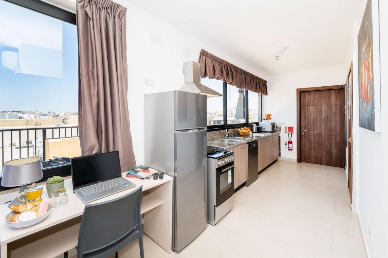 Islet Promenade Seafront Penthouse With Breathtaking Seaviews And Private Hot Tub On The Large Terrace By Getawaysmalta Apartman San Pawl il-Baħar Kültér fotó