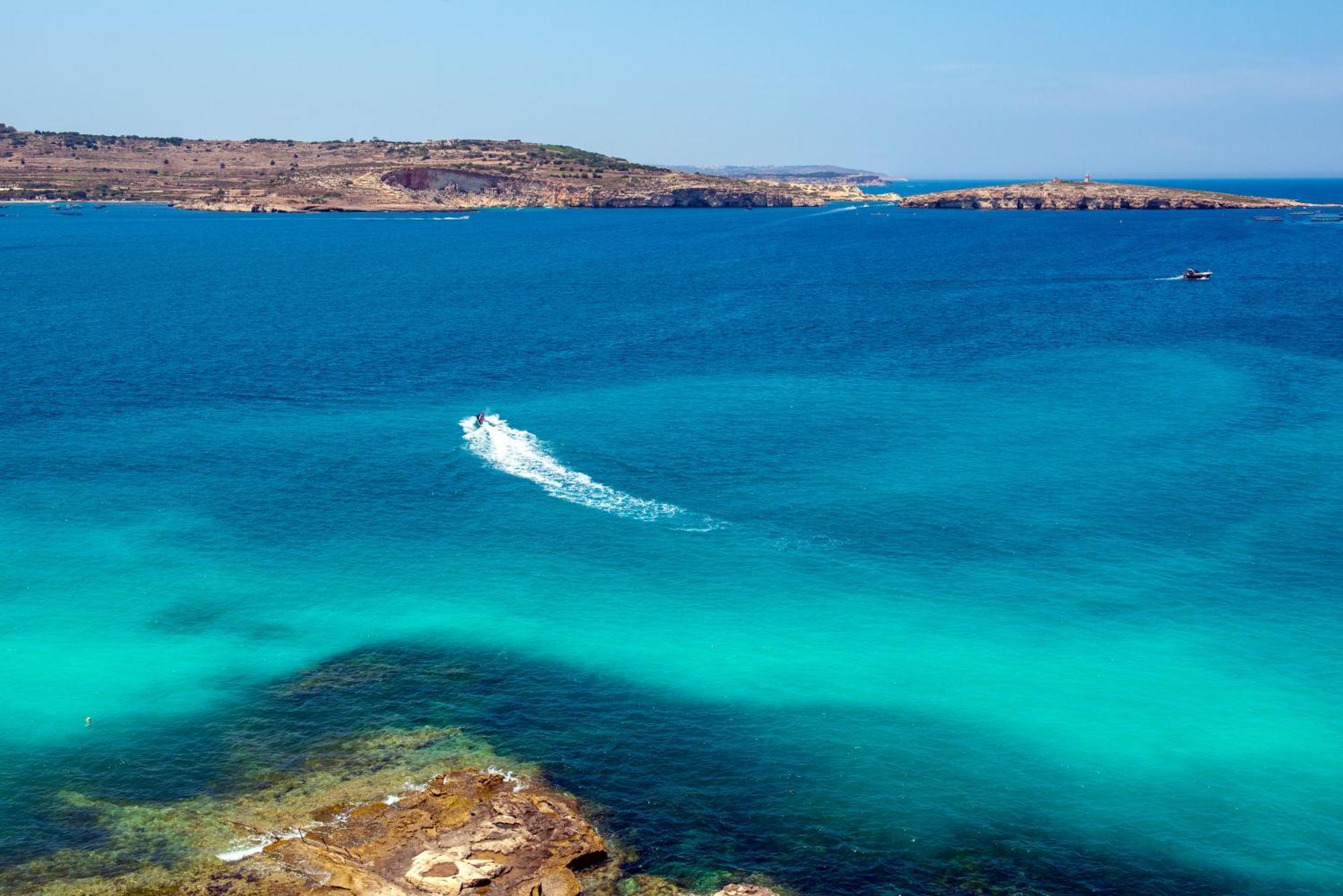 Islet Promenade Seafront Penthouse With Breathtaking Seaviews And Private Hot Tub On The Large Terrace By Getawaysmalta Apartman San Pawl il-Baħar Kültér fotó