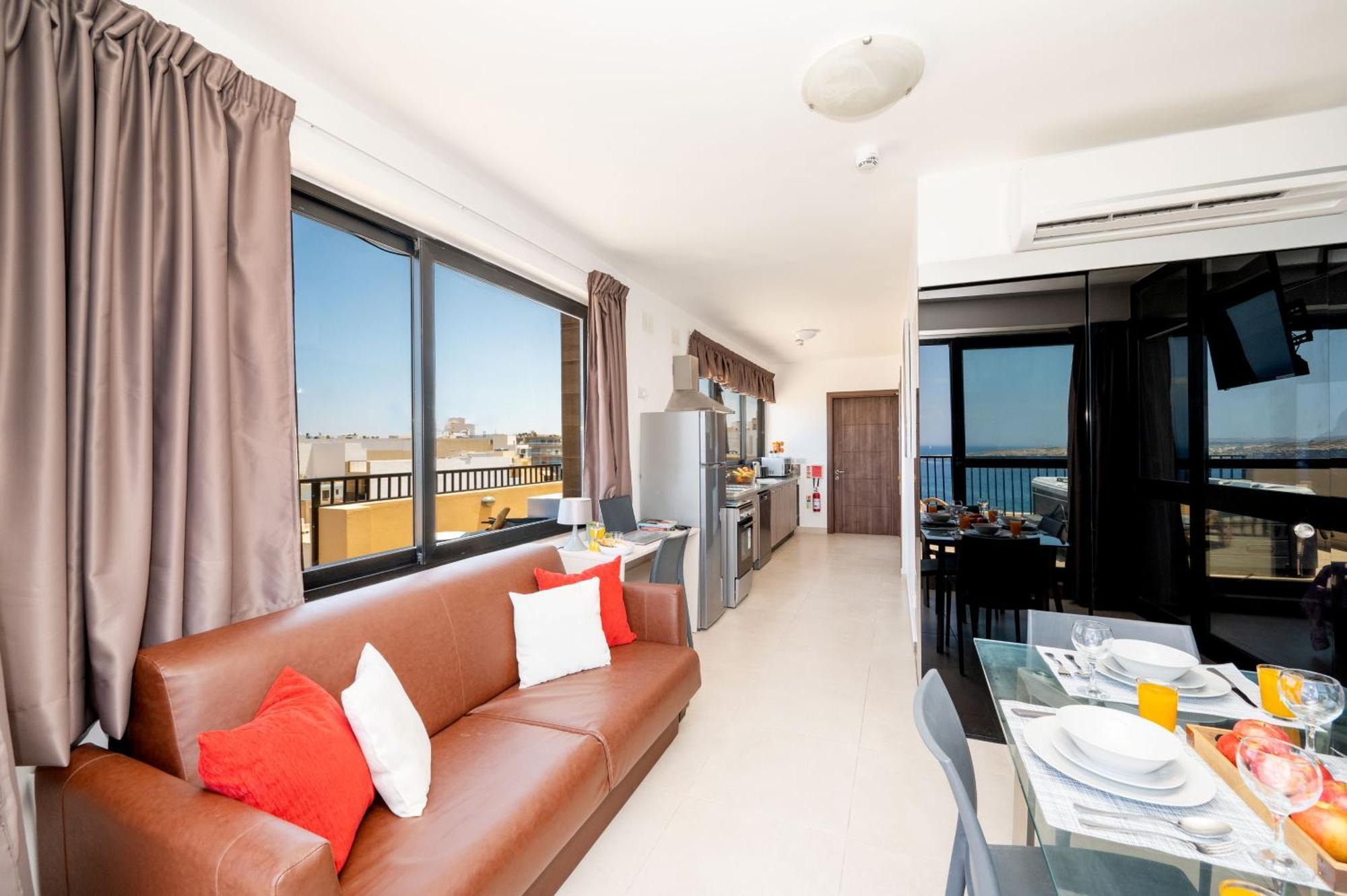 Islet Promenade Seafront Penthouse With Breathtaking Seaviews And Private Hot Tub On The Large Terrace By Getawaysmalta Apartman San Pawl il-Baħar Kültér fotó