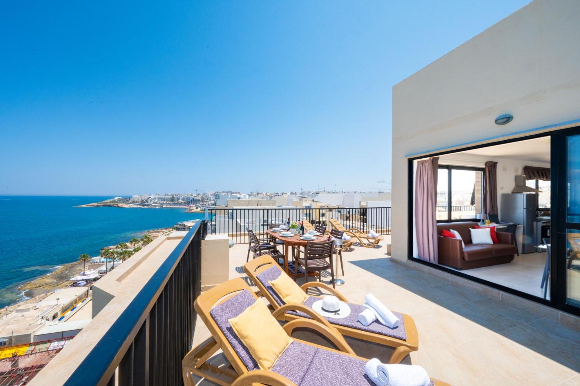 Islet Promenade Seafront Penthouse With Breathtaking Seaviews And Private Hot Tub On The Large Terrace By Getawaysmalta Apartman San Pawl il-Baħar Kültér fotó