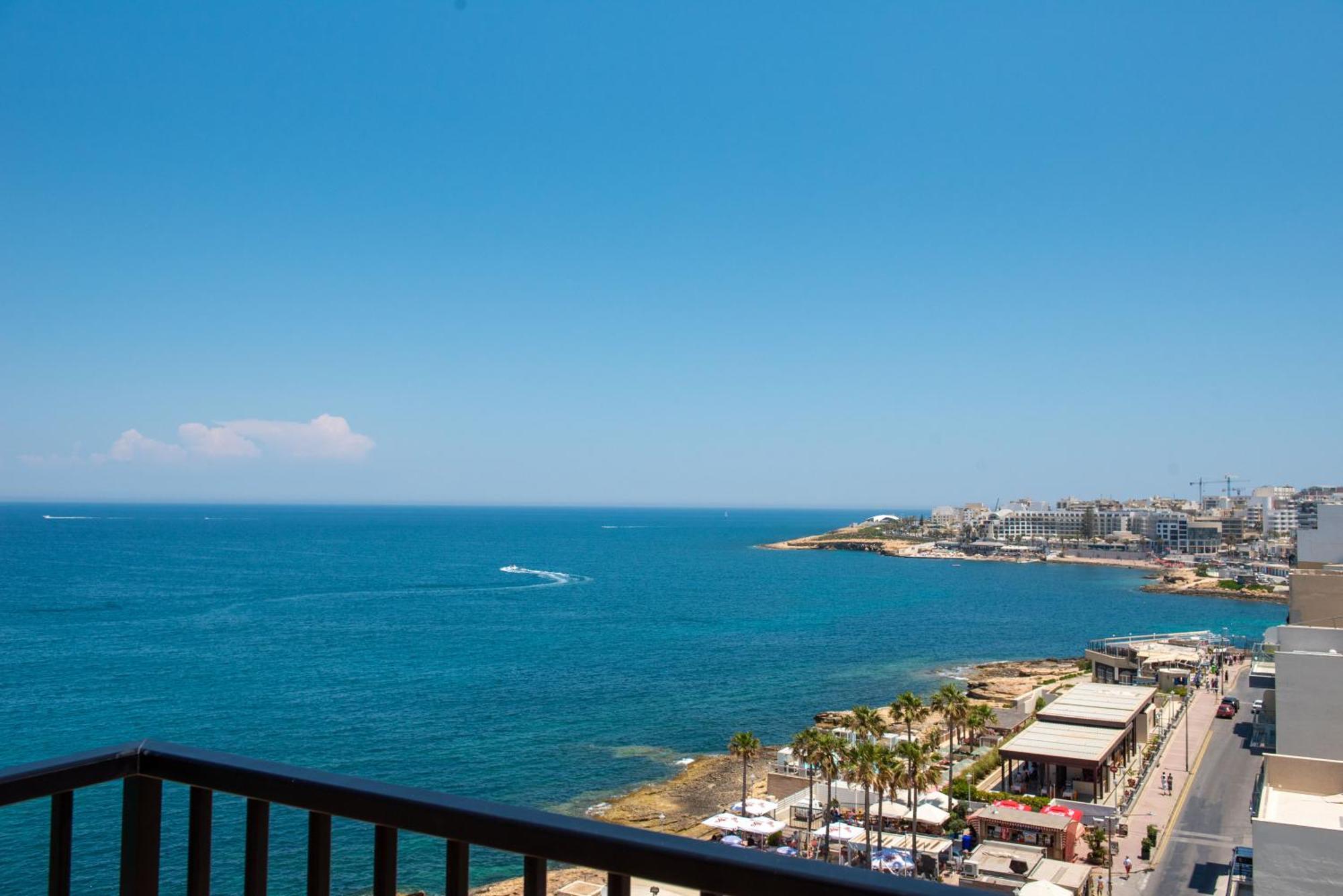 Islet Promenade Seafront Penthouse With Breathtaking Seaviews And Private Hot Tub On The Large Terrace By Getawaysmalta Apartman San Pawl il-Baħar Kültér fotó