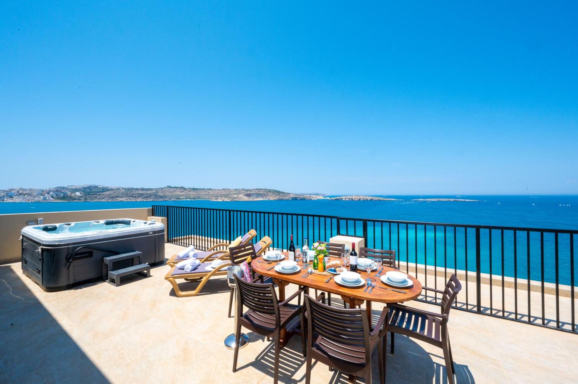Islet Promenade Seafront Penthouse With Breathtaking Seaviews And Private Hot Tub On The Large Terrace By Getawaysmalta Apartman San Pawl il-Baħar Kültér fotó