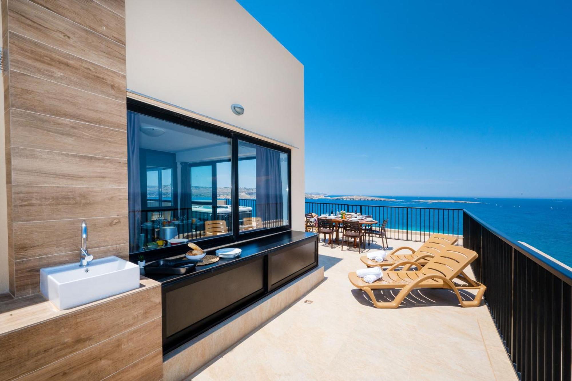 Islet Promenade Seafront Penthouse With Breathtaking Seaviews And Private Hot Tub On The Large Terrace By Getawaysmalta Apartman San Pawl il-Baħar Kültér fotó