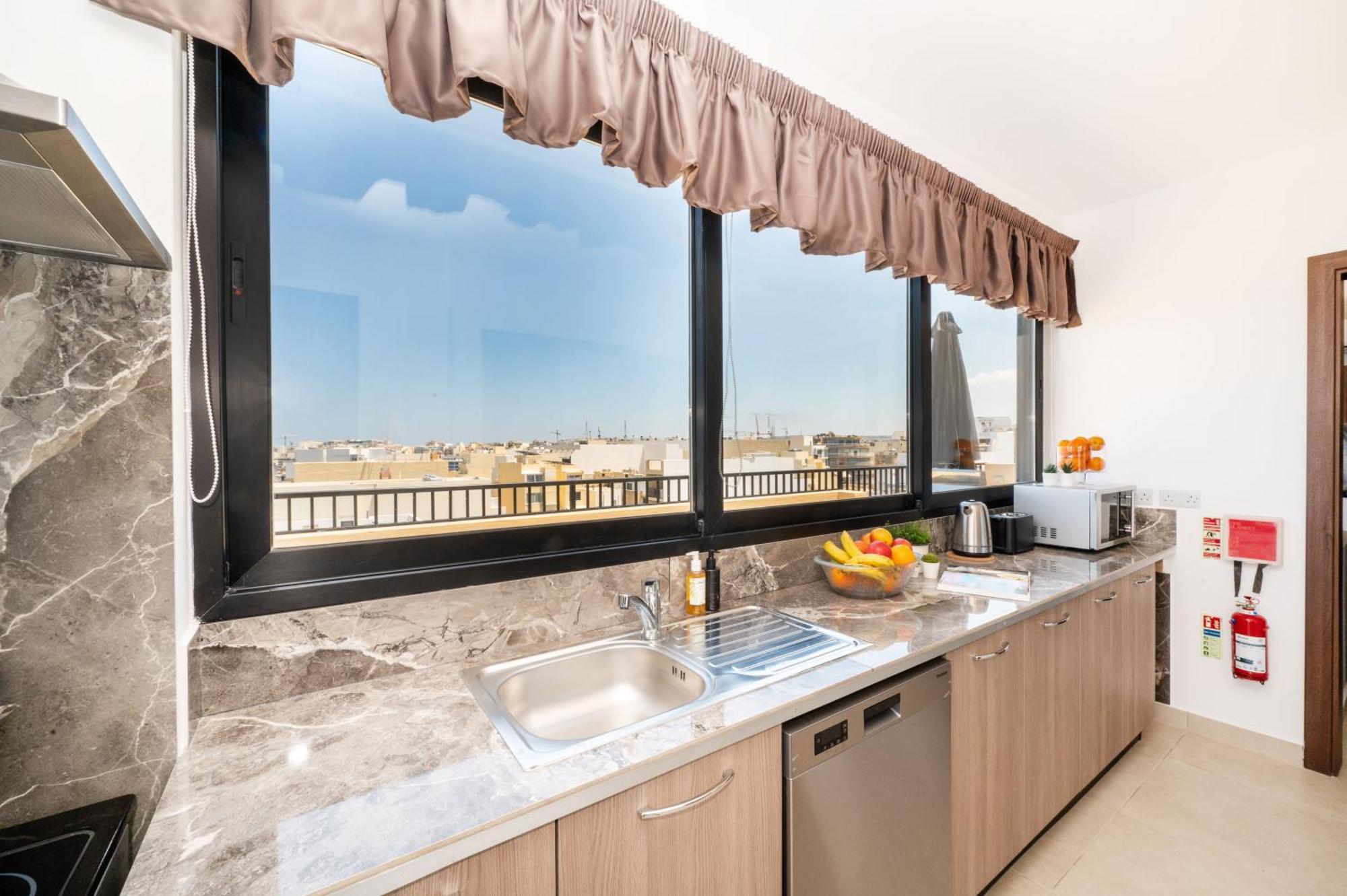 Islet Promenade Seafront Penthouse With Breathtaking Seaviews And Private Hot Tub On The Large Terrace By Getawaysmalta Apartman San Pawl il-Baħar Kültér fotó