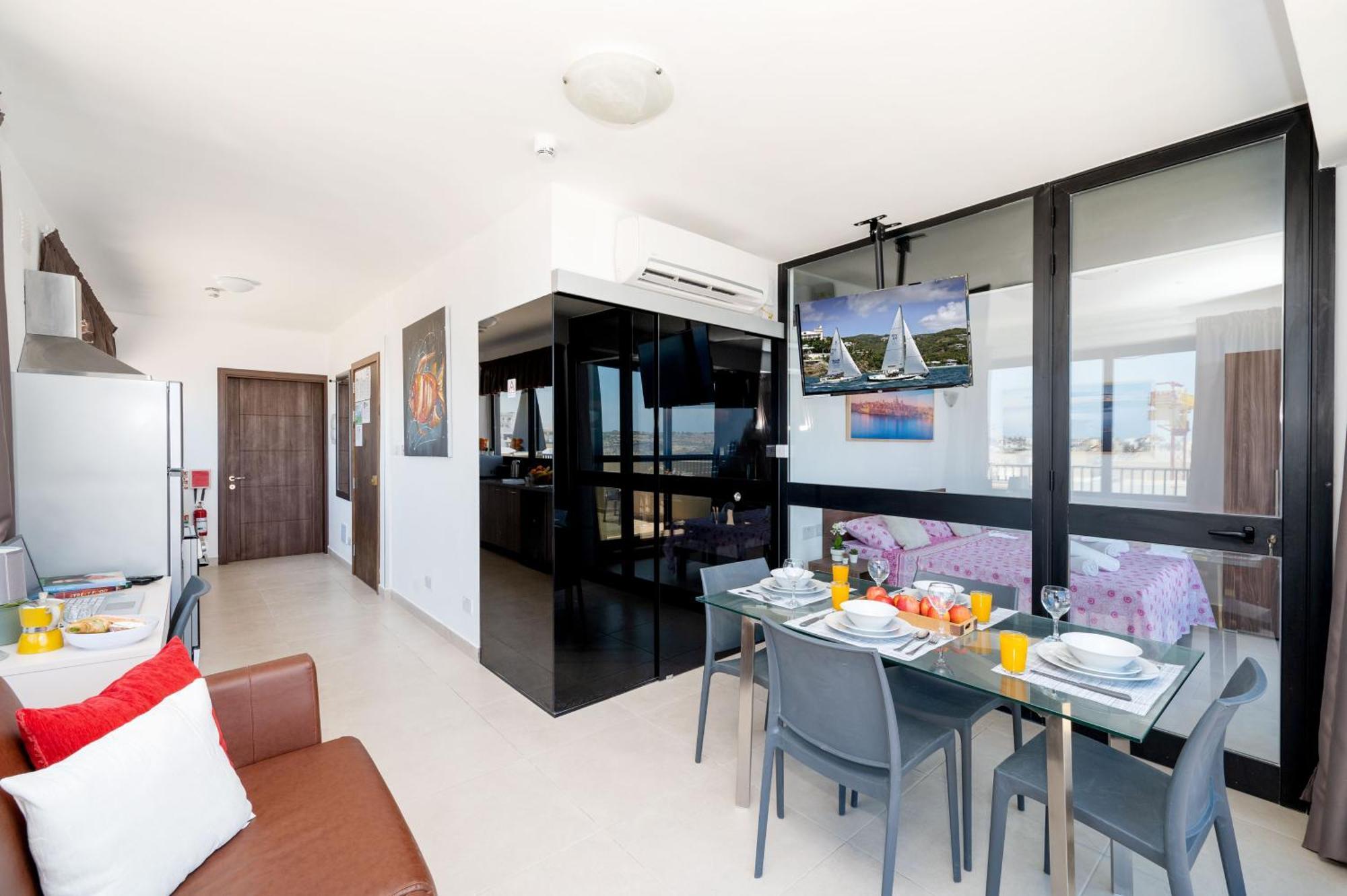 Islet Promenade Seafront Penthouse With Breathtaking Seaviews And Private Hot Tub On The Large Terrace By Getawaysmalta Apartman San Pawl il-Baħar Kültér fotó