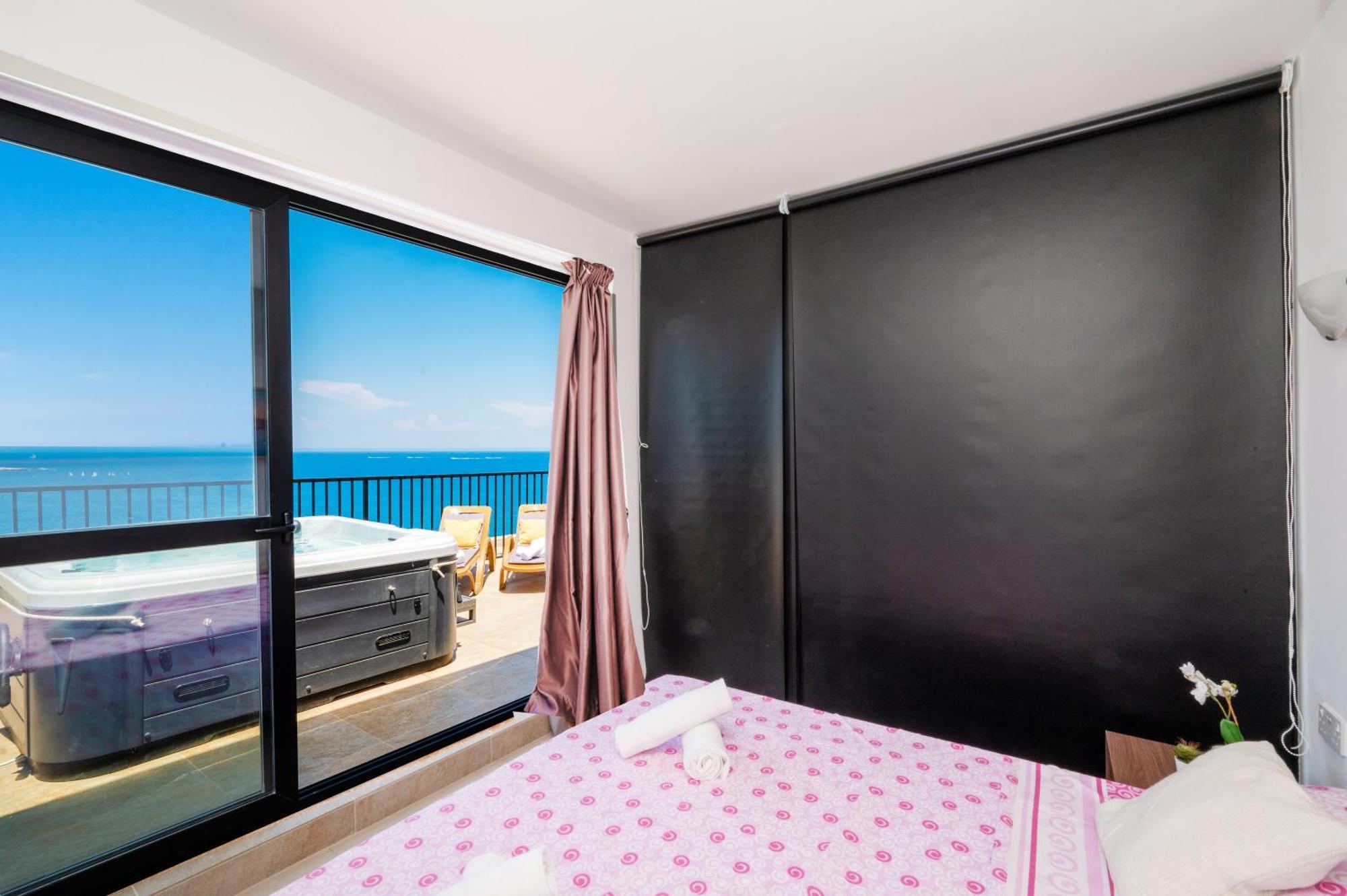 Islet Promenade Seafront Penthouse With Breathtaking Seaviews And Private Hot Tub On The Large Terrace By Getawaysmalta Apartman San Pawl il-Baħar Kültér fotó