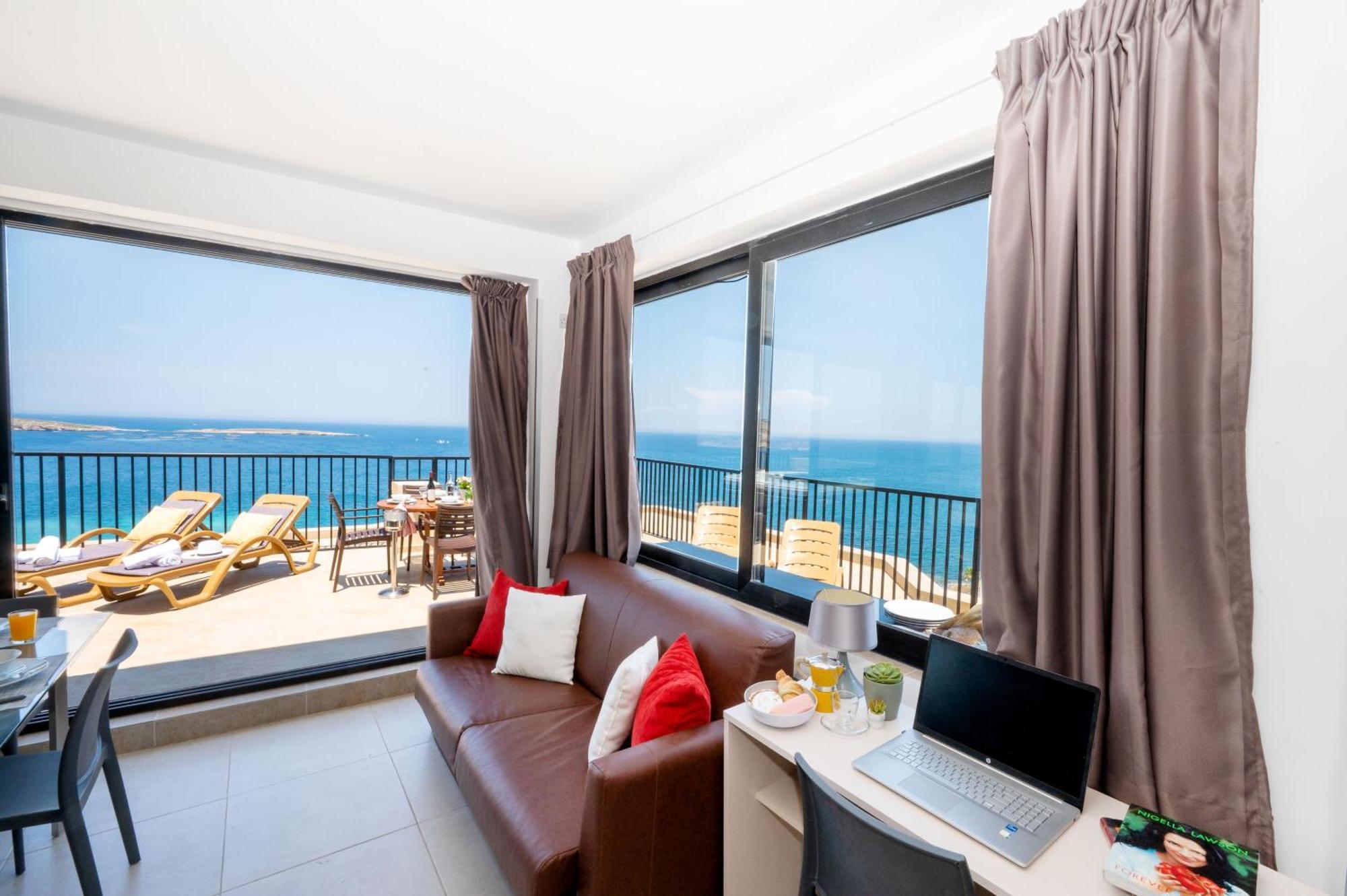Islet Promenade Seafront Penthouse With Breathtaking Seaviews And Private Hot Tub On The Large Terrace By Getawaysmalta Apartman San Pawl il-Baħar Kültér fotó