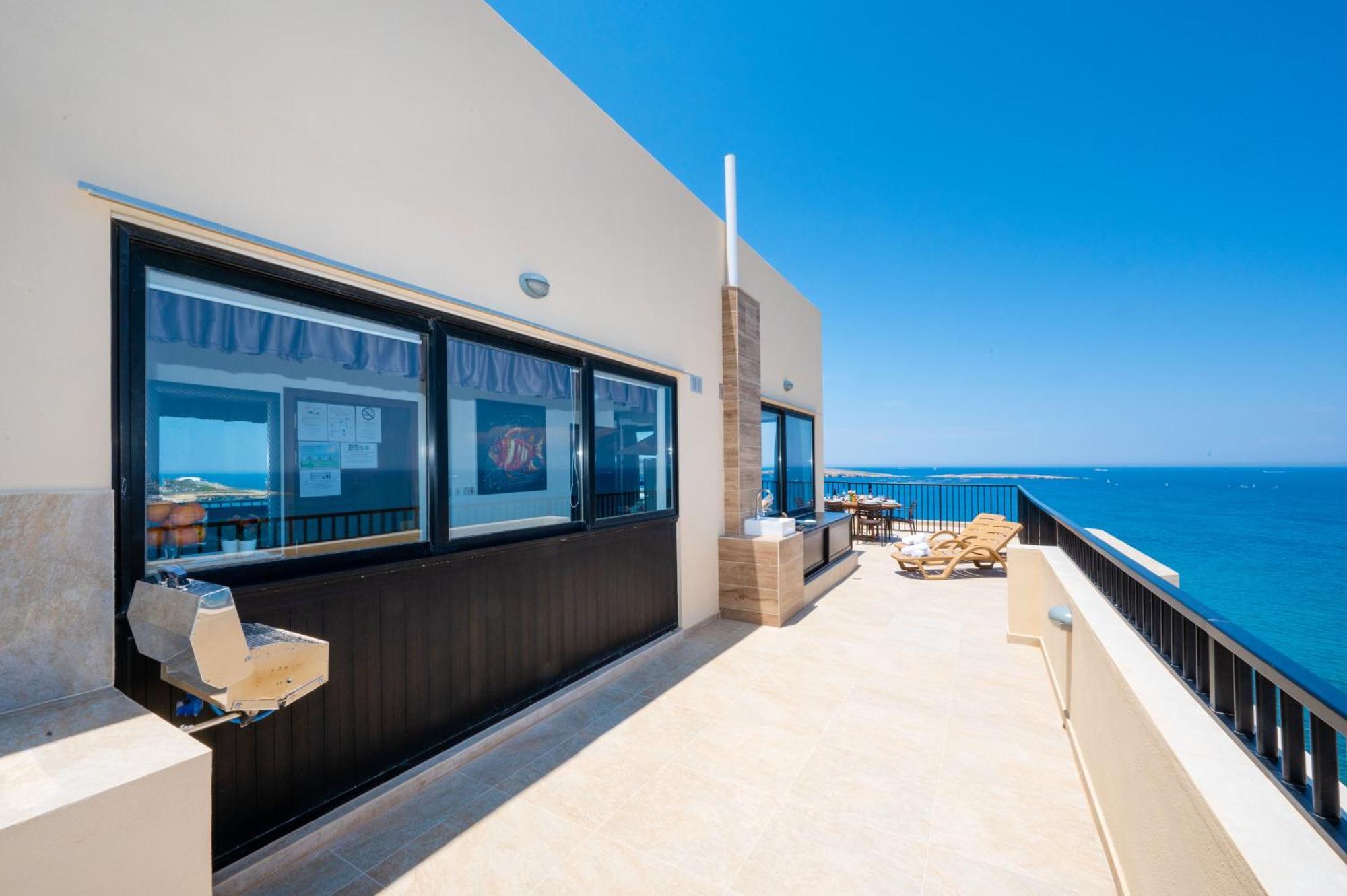 Islet Promenade Seafront Penthouse With Breathtaking Seaviews And Private Hot Tub On The Large Terrace By Getawaysmalta Apartman San Pawl il-Baħar Kültér fotó