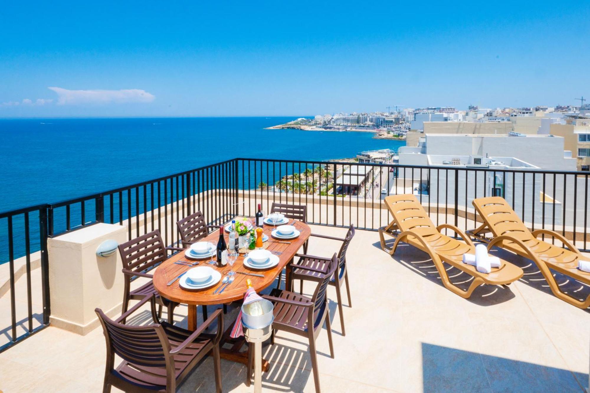 Islet Promenade Seafront Penthouse With Breathtaking Seaviews And Private Hot Tub On The Large Terrace By Getawaysmalta Apartman San Pawl il-Baħar Kültér fotó