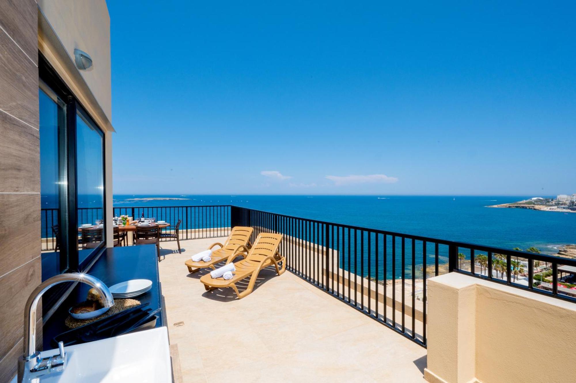 Islet Promenade Seafront Penthouse With Breathtaking Seaviews And Private Hot Tub On The Large Terrace By Getawaysmalta Apartman San Pawl il-Baħar Kültér fotó