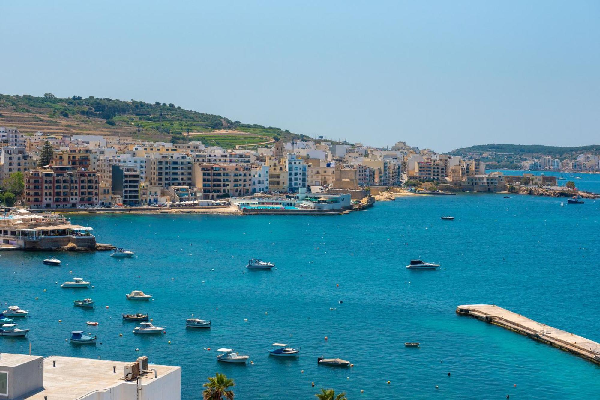 Islet Promenade Seafront Penthouse With Breathtaking Seaviews And Private Hot Tub On The Large Terrace By Getawaysmalta Apartman San Pawl il-Baħar Kültér fotó