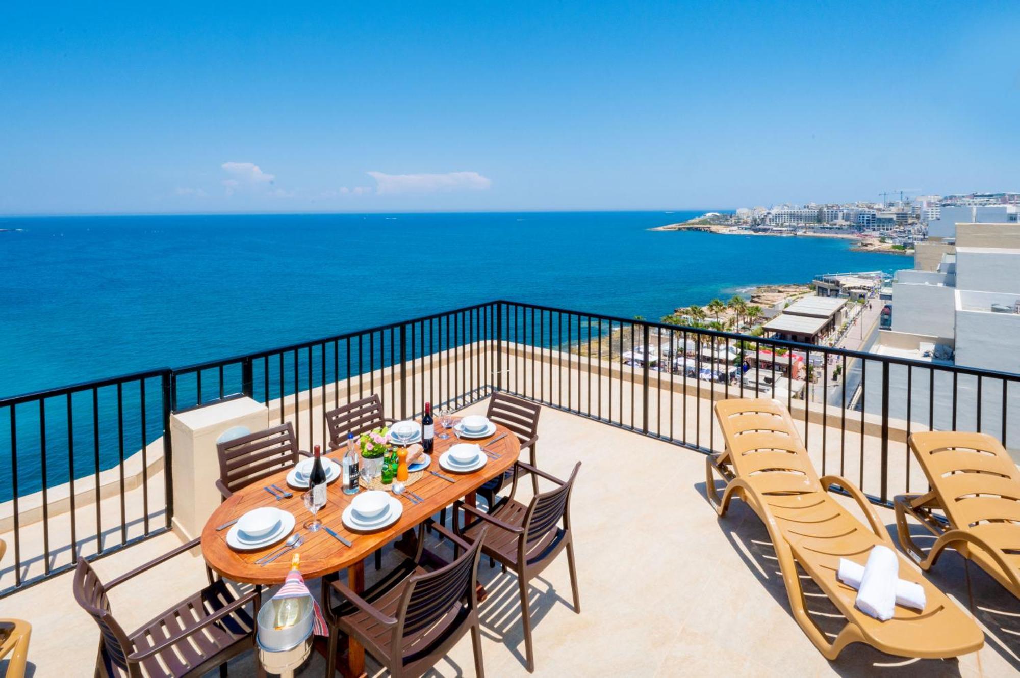 Islet Promenade Seafront Penthouse With Breathtaking Seaviews And Private Hot Tub On The Large Terrace By Getawaysmalta Apartman San Pawl il-Baħar Kültér fotó