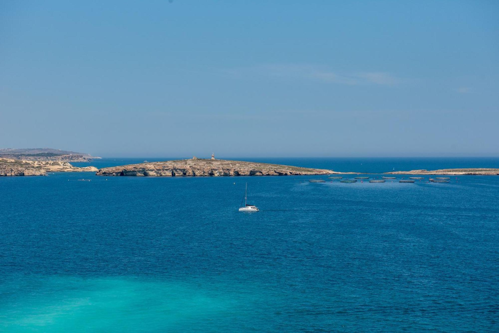 Islet Promenade Seafront Penthouse With Breathtaking Seaviews And Private Hot Tub On The Large Terrace By Getawaysmalta Apartman San Pawl il-Baħar Kültér fotó