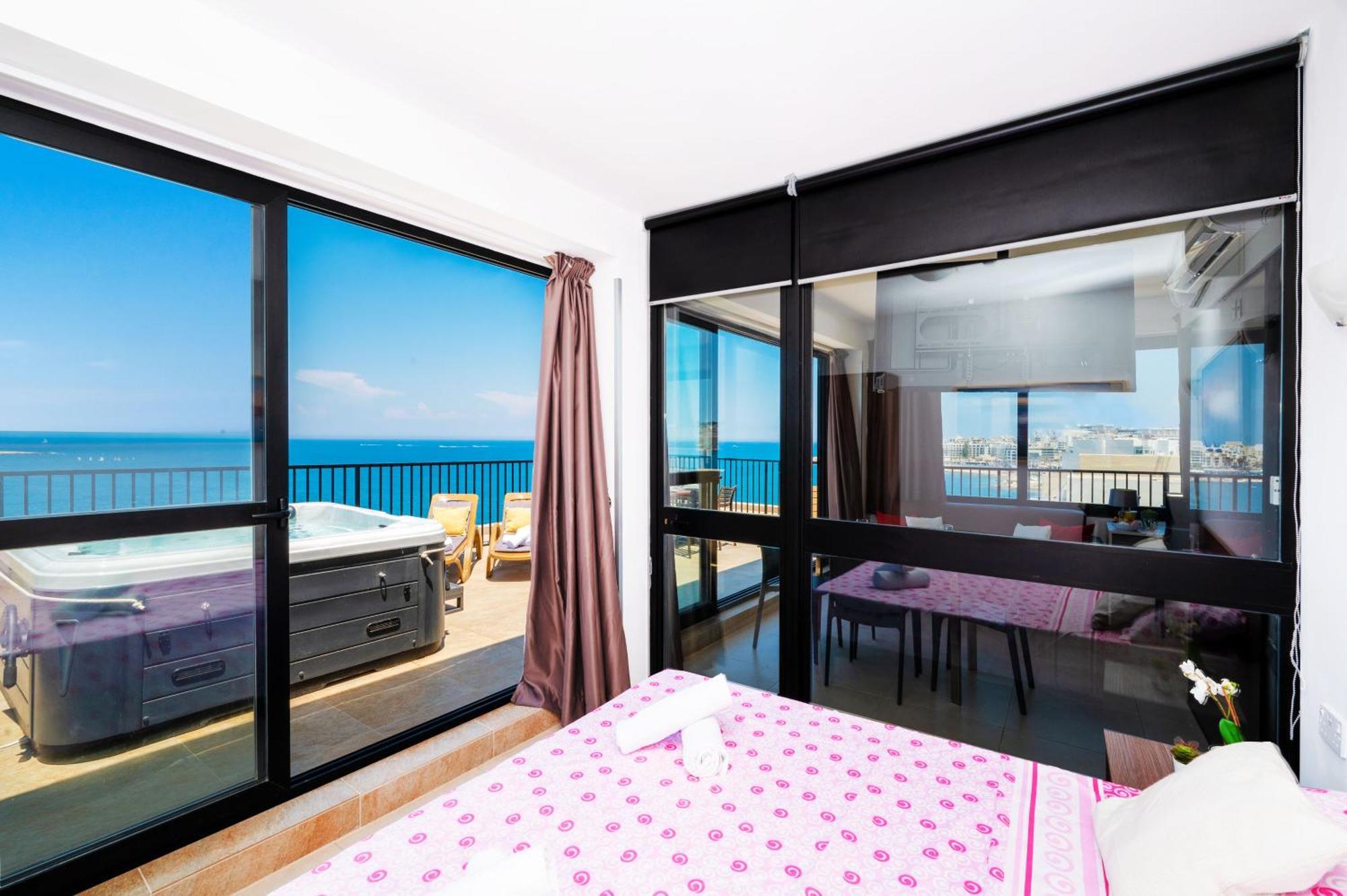 Islet Promenade Seafront Penthouse With Breathtaking Seaviews And Private Hot Tub On The Large Terrace By Getawaysmalta Apartman San Pawl il-Baħar Kültér fotó