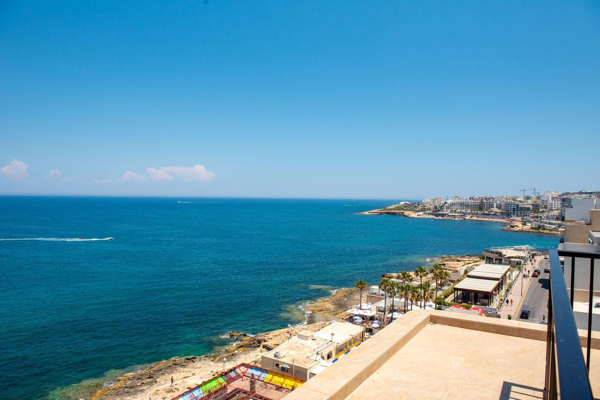 Islet Promenade Seafront Penthouse With Breathtaking Seaviews And Private Hot Tub On The Large Terrace By Getawaysmalta Apartman San Pawl il-Baħar Kültér fotó