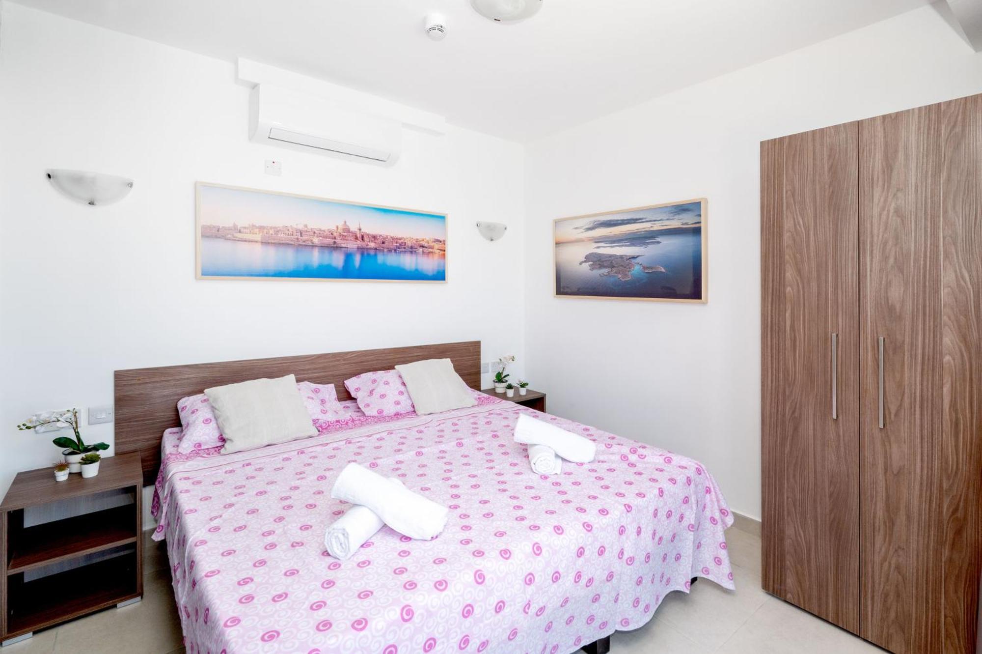 Islet Promenade Seafront Penthouse With Breathtaking Seaviews And Private Hot Tub On The Large Terrace By Getawaysmalta Apartman San Pawl il-Baħar Kültér fotó