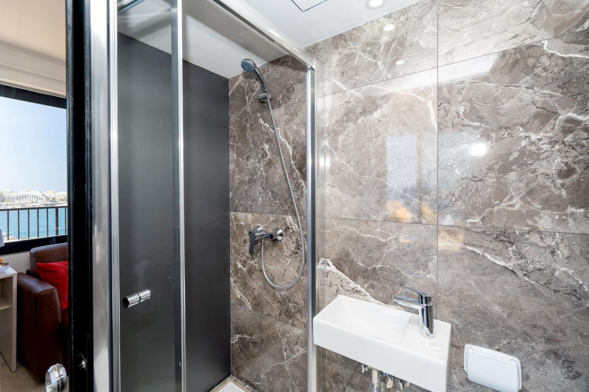 Islet Promenade Seafront Penthouse With Breathtaking Seaviews And Private Hot Tub On The Large Terrace By Getawaysmalta Apartman San Pawl il-Baħar Kültér fotó