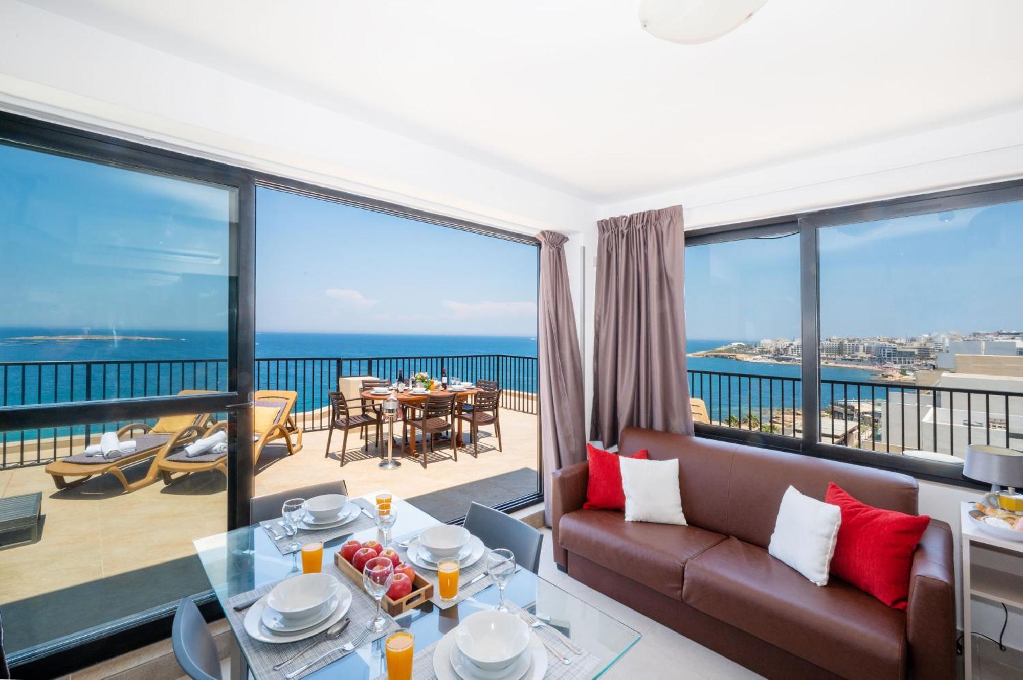 Islet Promenade Seafront Penthouse With Breathtaking Seaviews And Private Hot Tub On The Large Terrace By Getawaysmalta Apartman San Pawl il-Baħar Kültér fotó
