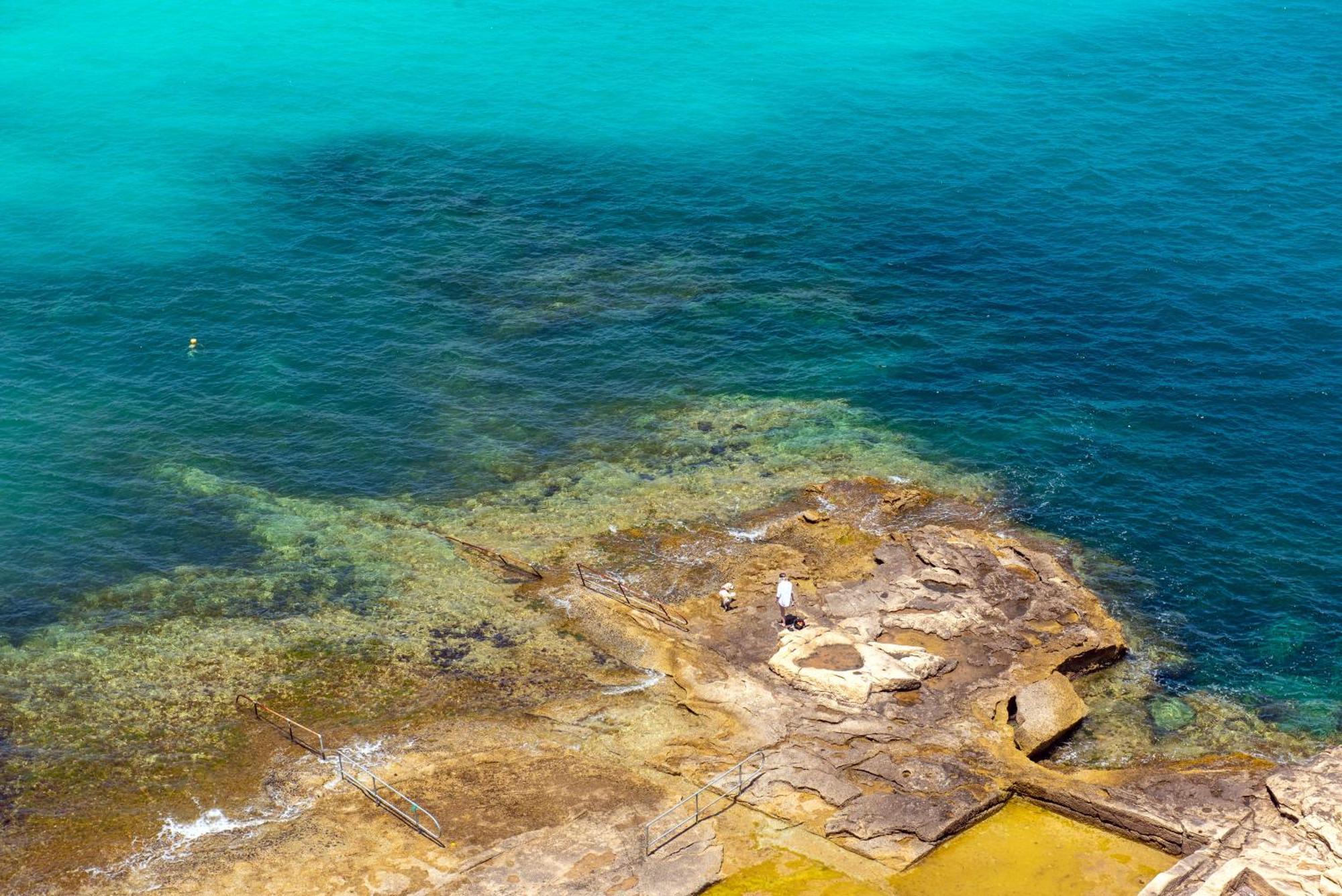 Islet Promenade Seafront Penthouse With Breathtaking Seaviews And Private Hot Tub On The Large Terrace By Getawaysmalta Apartman San Pawl il-Baħar Kültér fotó