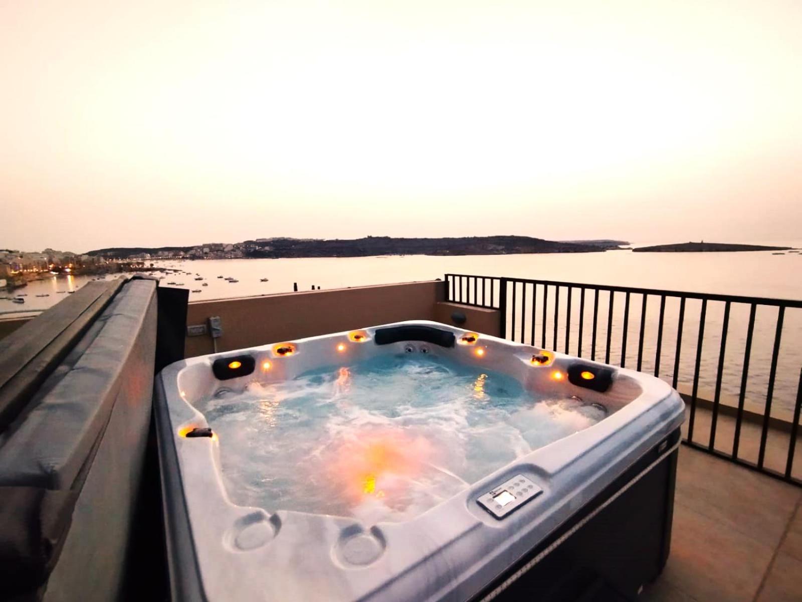 Islet Promenade Seafront Penthouse With Breathtaking Seaviews And Private Hot Tub On The Large Terrace By Getawaysmalta Apartman San Pawl il-Baħar Kültér fotó