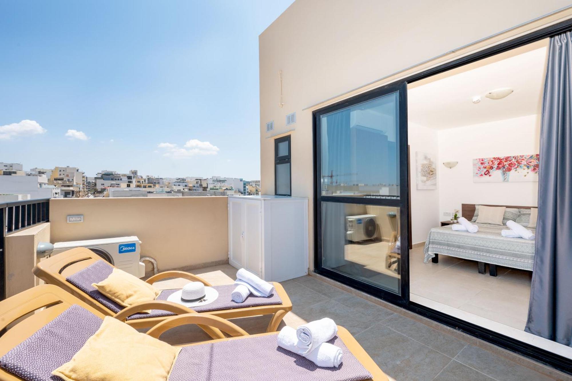 Islet Promenade Seafront Penthouse With Breathtaking Seaviews And Private Hot Tub On The Large Terrace By Getawaysmalta Apartman San Pawl il-Baħar Kültér fotó