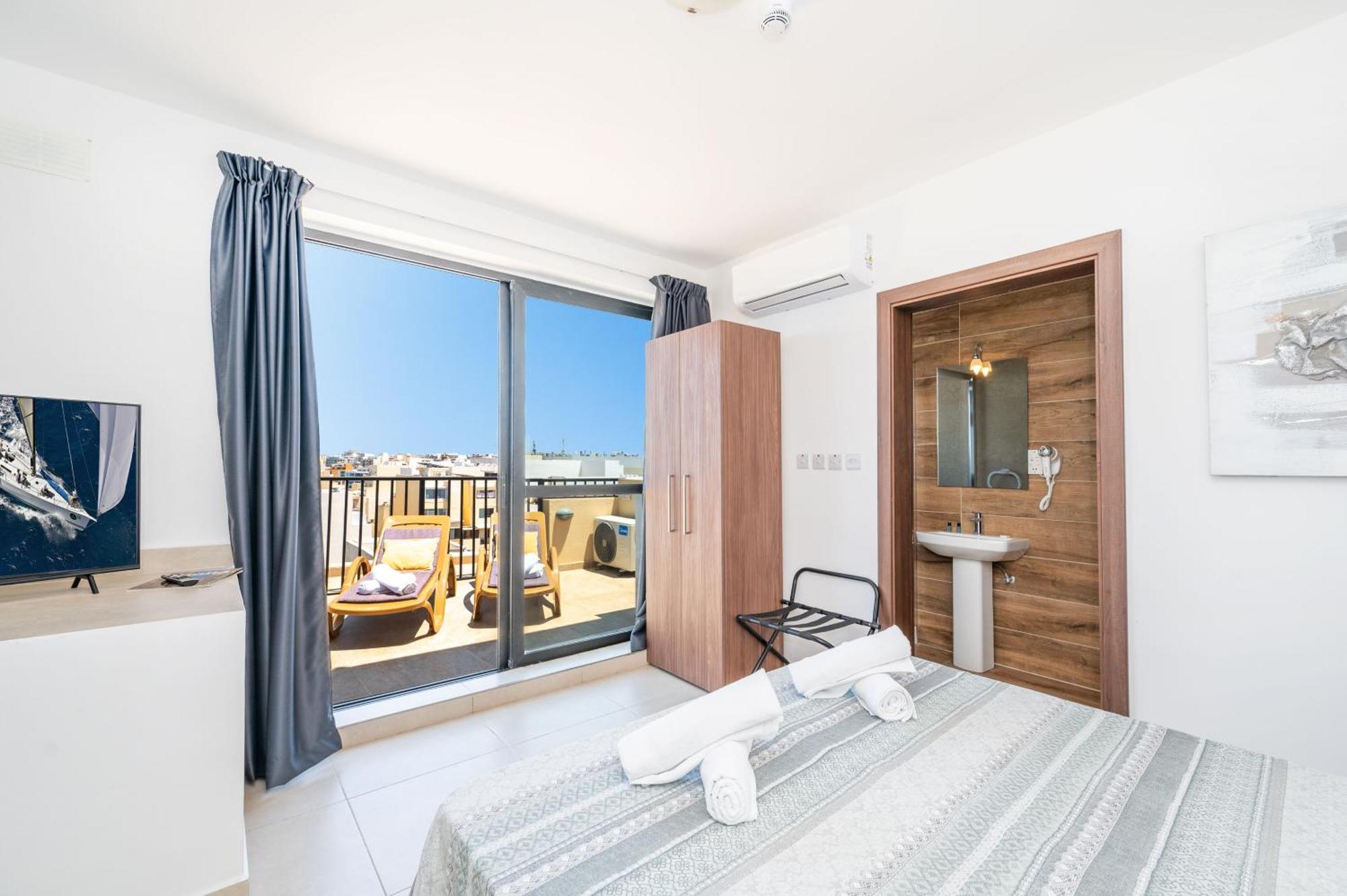 Islet Promenade Seafront Penthouse With Breathtaking Seaviews And Private Hot Tub On The Large Terrace By Getawaysmalta Apartman San Pawl il-Baħar Kültér fotó