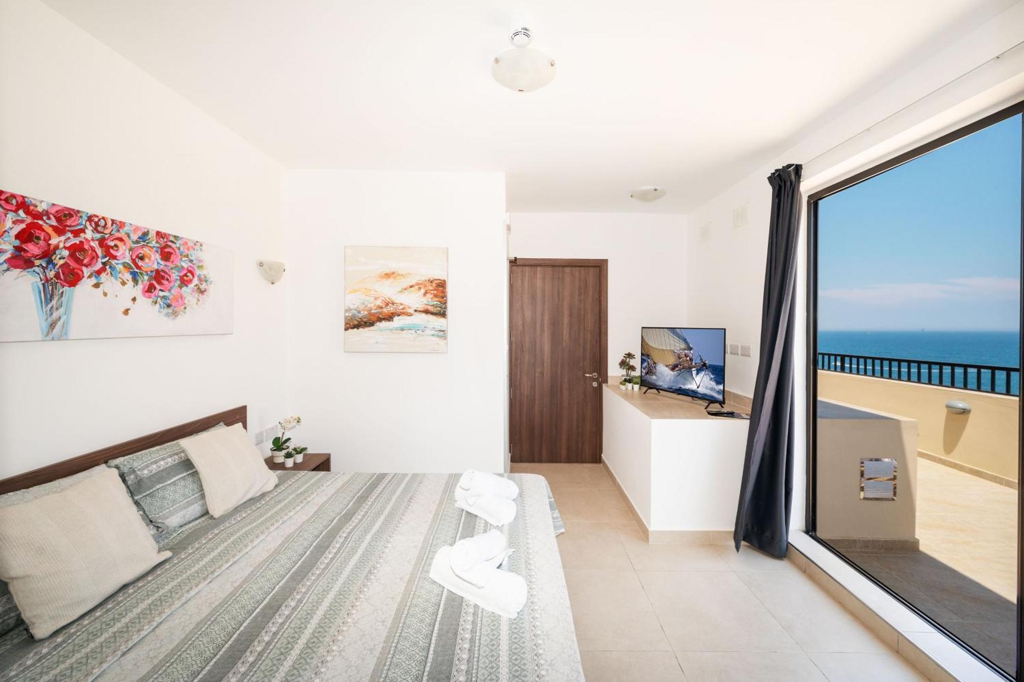 Islet Promenade Seafront Penthouse With Breathtaking Seaviews And Private Hot Tub On The Large Terrace By Getawaysmalta Apartman San Pawl il-Baħar Kültér fotó