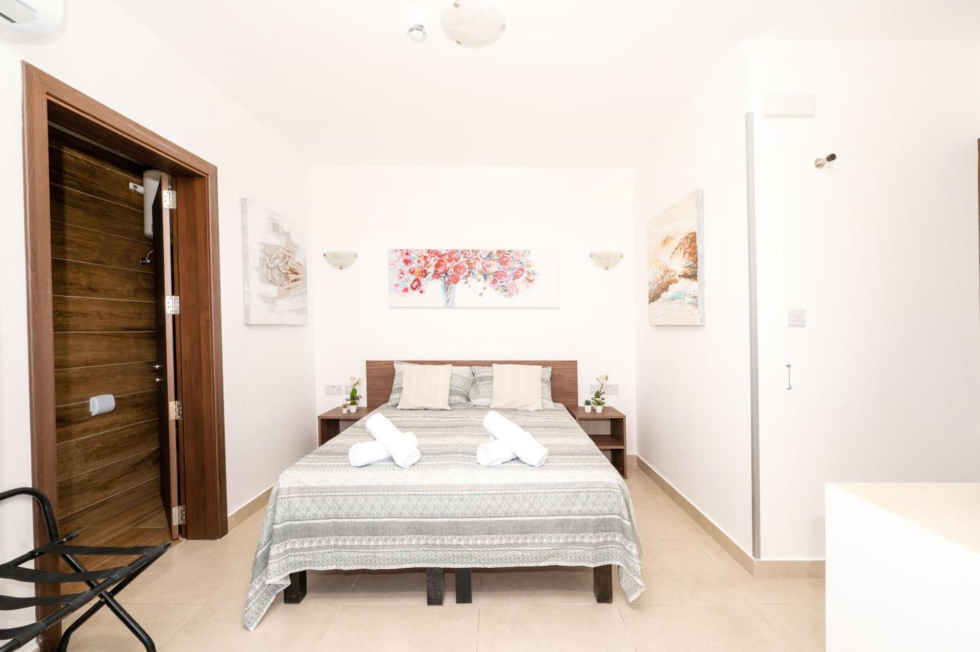 Islet Promenade Seafront Penthouse With Breathtaking Seaviews And Private Hot Tub On The Large Terrace By Getawaysmalta Apartman San Pawl il-Baħar Kültér fotó